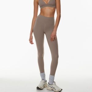 BRAND NEW Aritzia BUTTER cheeky leggings MEDIUM